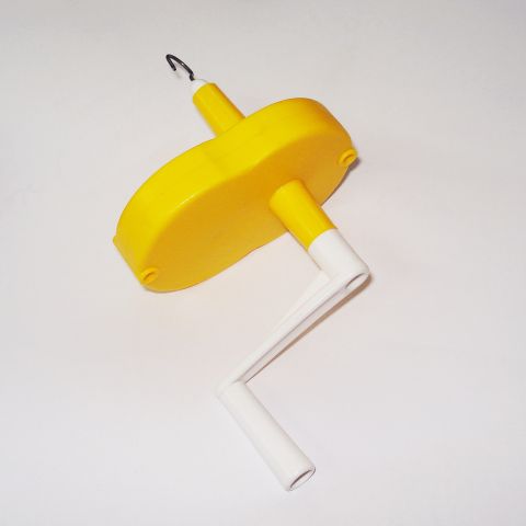Gelbes Handwerkzeug von VMC für präzises Arbeiten, mit einer drehbaren Kurbel und einem Haken. Ideal für verschiedene Anwendungen im Handwerk.